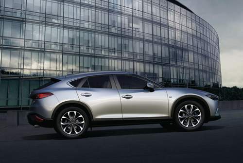 Lange Haube, niedriger Aufbau - der Mazda CX-4 interpretiert das SUV-Coupé weniger stämmig als die süddeutschen Konkurrenten