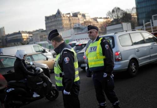 Polizisten kontrollierten an Dienstag die Einhaltung des Fahrverbots. Randnotiz: Nicht einmal der Premierminister Manuel Valls hielt sich daran