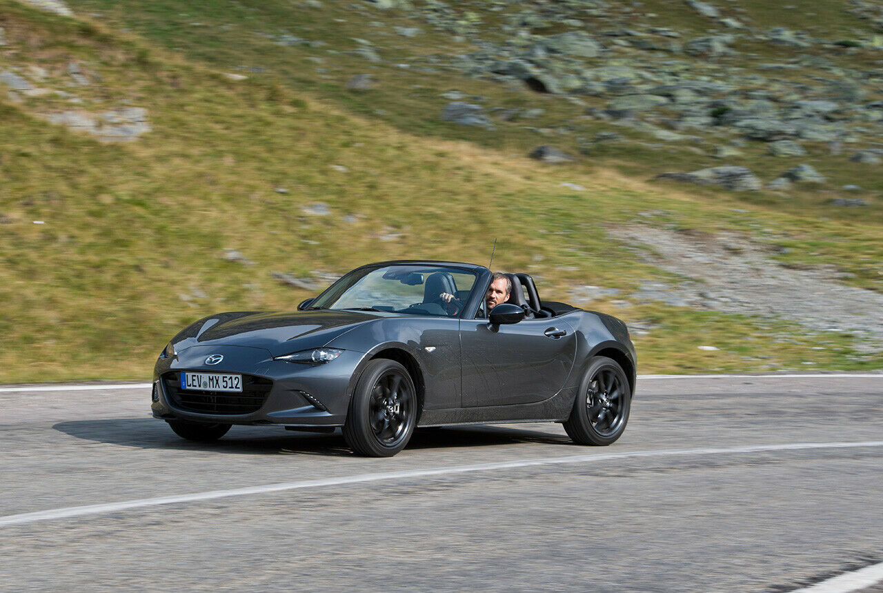 Die Karosserie des MX-5 neigt sich, wankt ein wenig, doch genau deswegen fühlt sich der Zweisitzer so natürlich an. Und: Er wiegt nicht viel