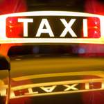 Rotes Licht am Taxischild: Der Fahrer hat den stillen Alarm ausgelöst. Er ist mutmaßlich in Gefahr und benötigt dringend Hilfe von der Polizei