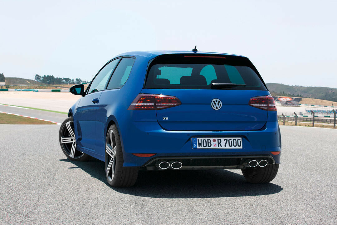 VW Golf 7 R: Vier Endrohre, getönte Rückleuchten und ein Spoiler an der Dachkante