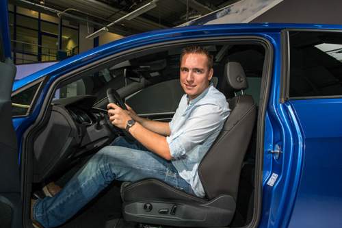 MOTOR-TALK-Redakteur Constantin Bergander im neuen Golf R. Die Sitze machen Lust auf flotte Kurven