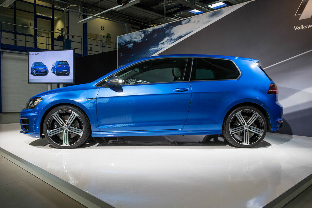 Dank 20 Millimeter Tieferlegung und 19-Zoll-Felgen steht der Golf R sportlich da