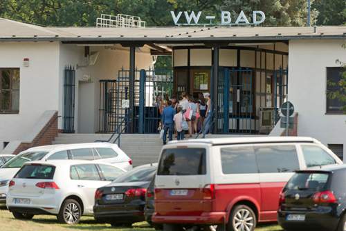 Im Freibad Fallersleben und dem VW-Bad zahlen Erwachsene bald 3,50 Euro statt bisher 3,20 Euro