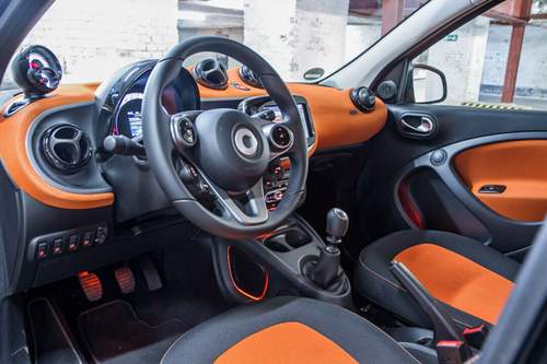 Der bunte Innenraum des Forfour hat uns optisch gut gefallen