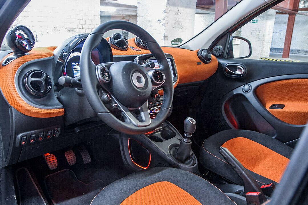 Der bunte Innenraum des Forfour hat uns optisch gut gefallen