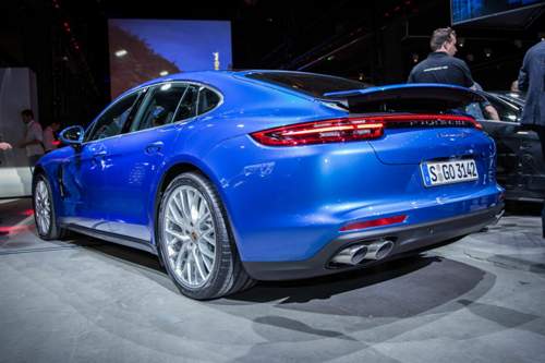 Der Heckspoiler fährt beim Panamera 4S elektrisch hoch. Beim Turbo ist die Technik aufwändiger