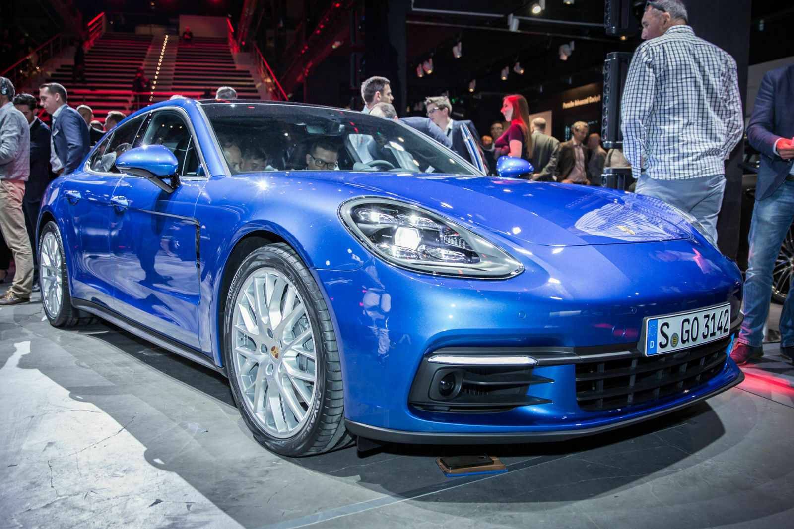 Der Porsche Panamera startet in Generation 2 mit drei Motoren