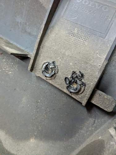 Aufbohren der Plastikpins