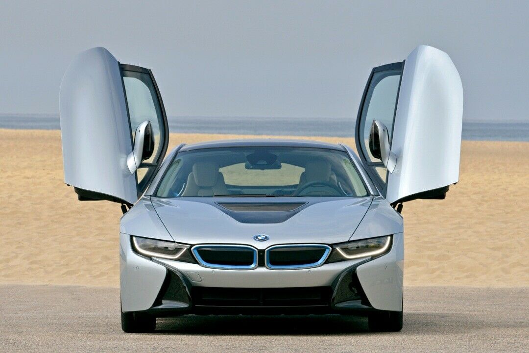 Bild.de kritisiert den BMW i8 zum zweiten Mal heftig: Ein Kritikpunkt sind die Türen, in engen Parklücken könne man schlecht einsteigen