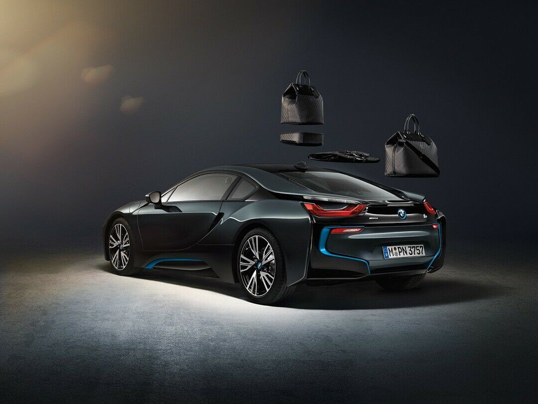 Nur das speziell designte Kofferset passt in den i8, eine 30er-Bierkiste dagegen nicht
