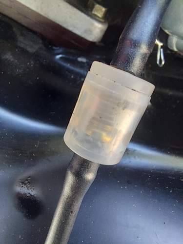 Plastikteil in der Leitung mit Feder