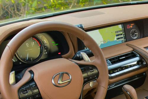 Lexus LC500: verschiebbarer Kunststoffrahmen über dem Display