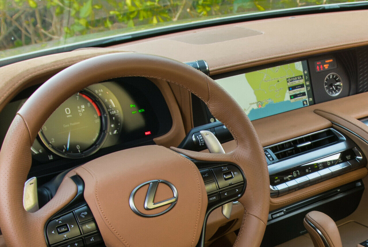 Lexus LC500: verschiebbarer Kunststoffrahmen über dem Display