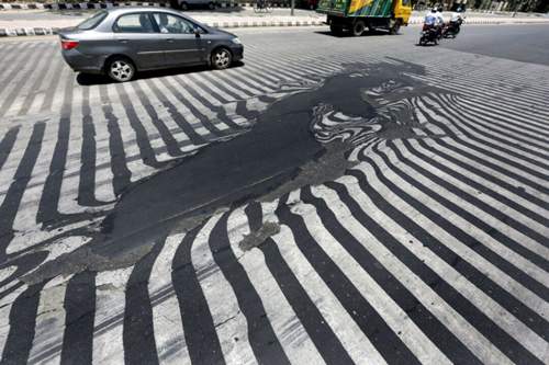 Schmelzender Asphalt in Indien. Der Klimawandel führt laut Experten zu extremeren Wetterbedingungen