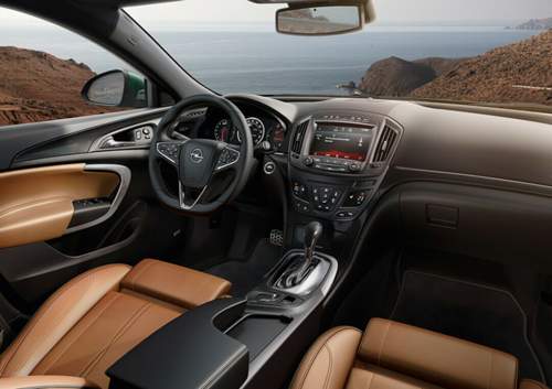 Im Inneren des Opel Insignia hat sich hingegen jede Menge getan