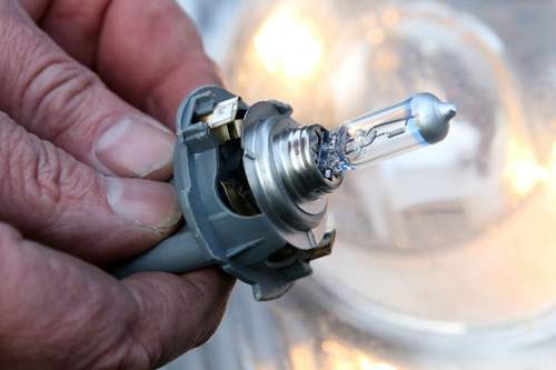 Großer Aufwand für eine kleine Reparatur: Ein simpler Glühbirnenwechsel kann bei manchen Fahrzeugen viel Zeit in Anspruch nehmen