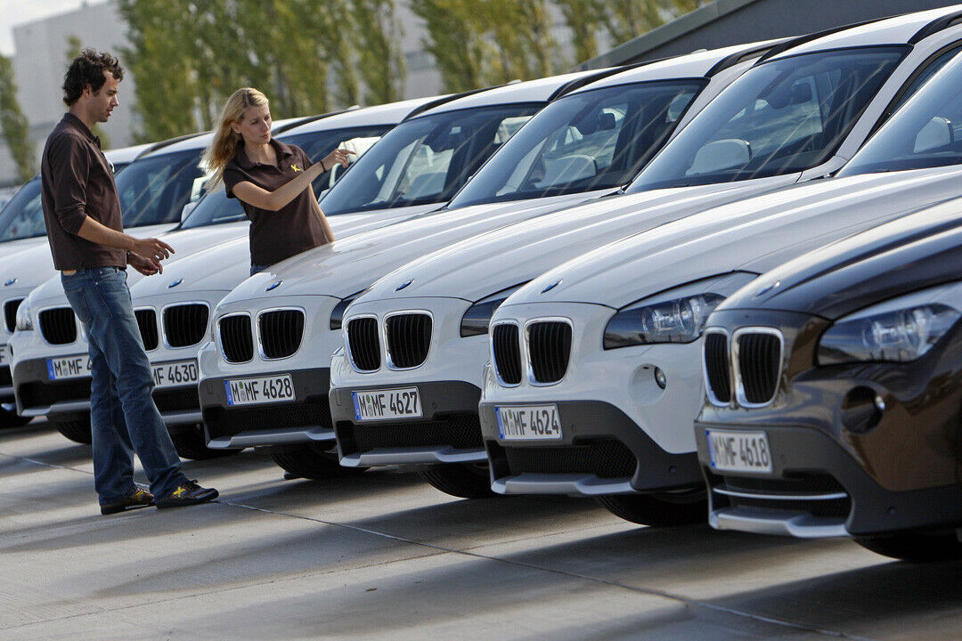 Die monatlichen Kosten beim Leasing sind gering. Im Vergleich zum Kauf auf Raten erwirbt der Leasingnehmer aber keinen Eigentumsanspruch an dem Auto