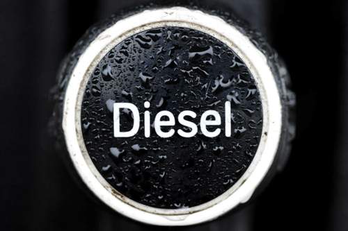 Die ältere Dieselmotoren verkraften ein paar Liter Benzin. Bei den Common-Rail-Selbstzündern sollte der Wagen besser nicht bewegt werden