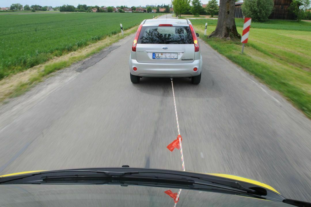 Liegengebliebene Autos werden am Seil abgeschleppt, wie sieht es bei Motorrädern aus?
