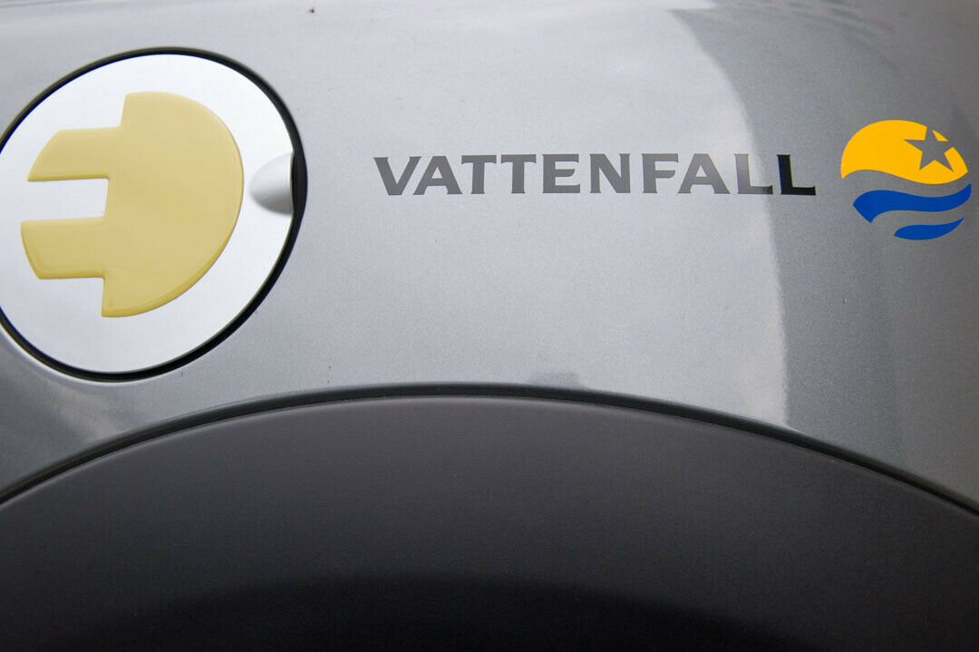 Vattenfall-Aufkleber auf einem Mini. BMW und der Stromanbieter erforschen die Wiederverwendung von Auto-Akkus