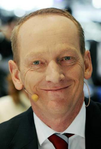 Opel-Chef Karl-Thomas Neumann sprach die unangenehme Wahrheit aus: Keiner weiß, wann Batterien leistungsfähig und billig genug sind