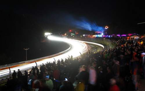 Motorsportfans verbringen die Nacht zum Sonntag (24.05.2009) während des 24h-Rennens auf der Nordschleife des Nürburgrings an der Rennstrecke, hier im Streckenabschnitt "Am Brünnchen"