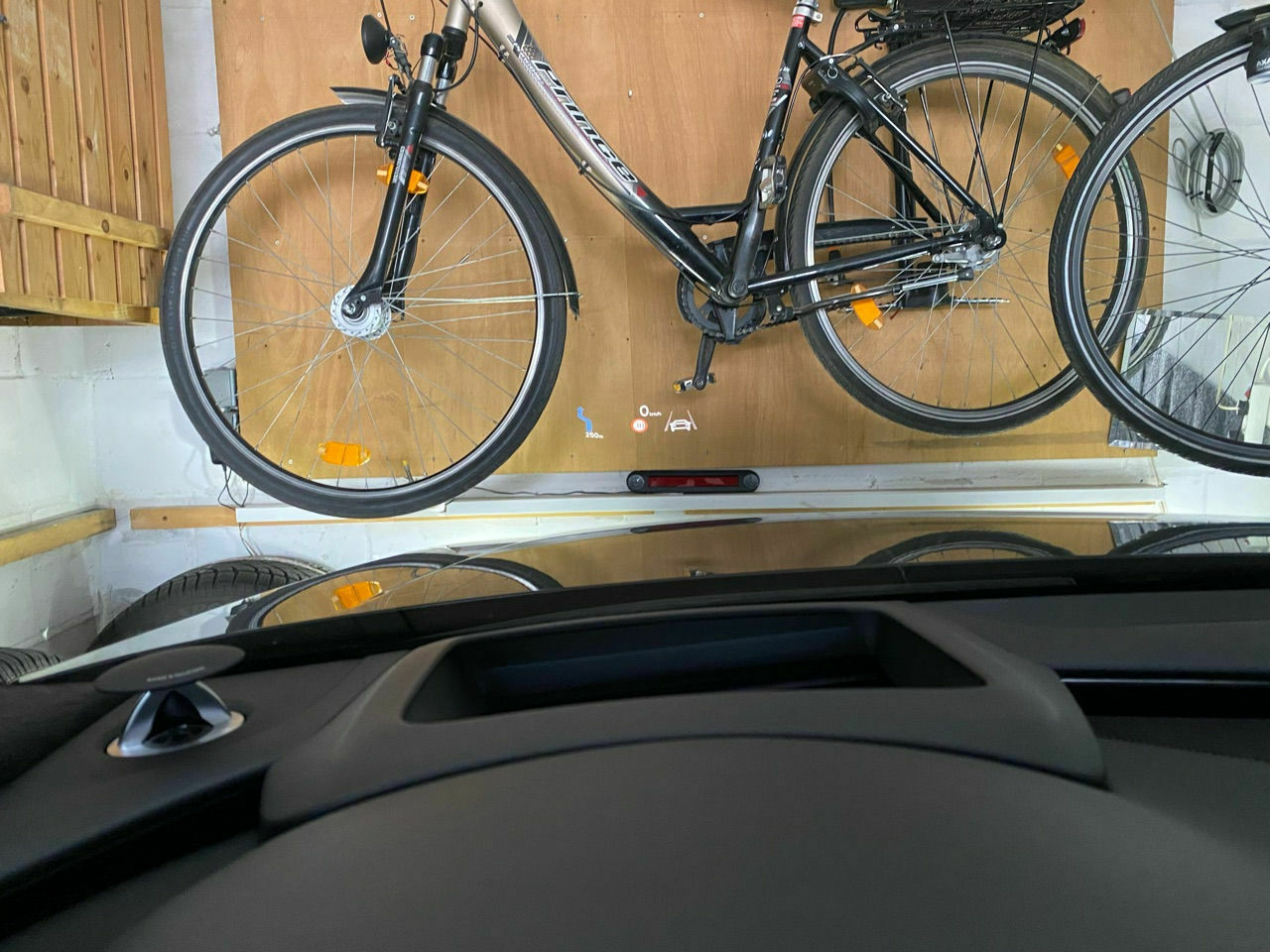 Was zeigt das Head up Display an?