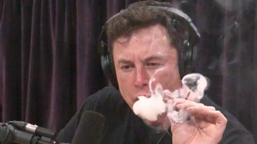 Elon Musk zieht während eines Interviews an einem Joint