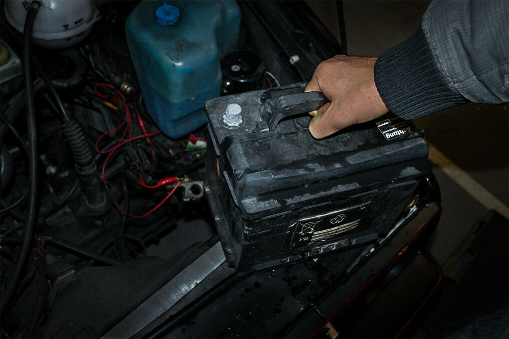 Meine Autobatterie überwintert in der Wohnung. Besser wäre ein Erhaltungsgerät.