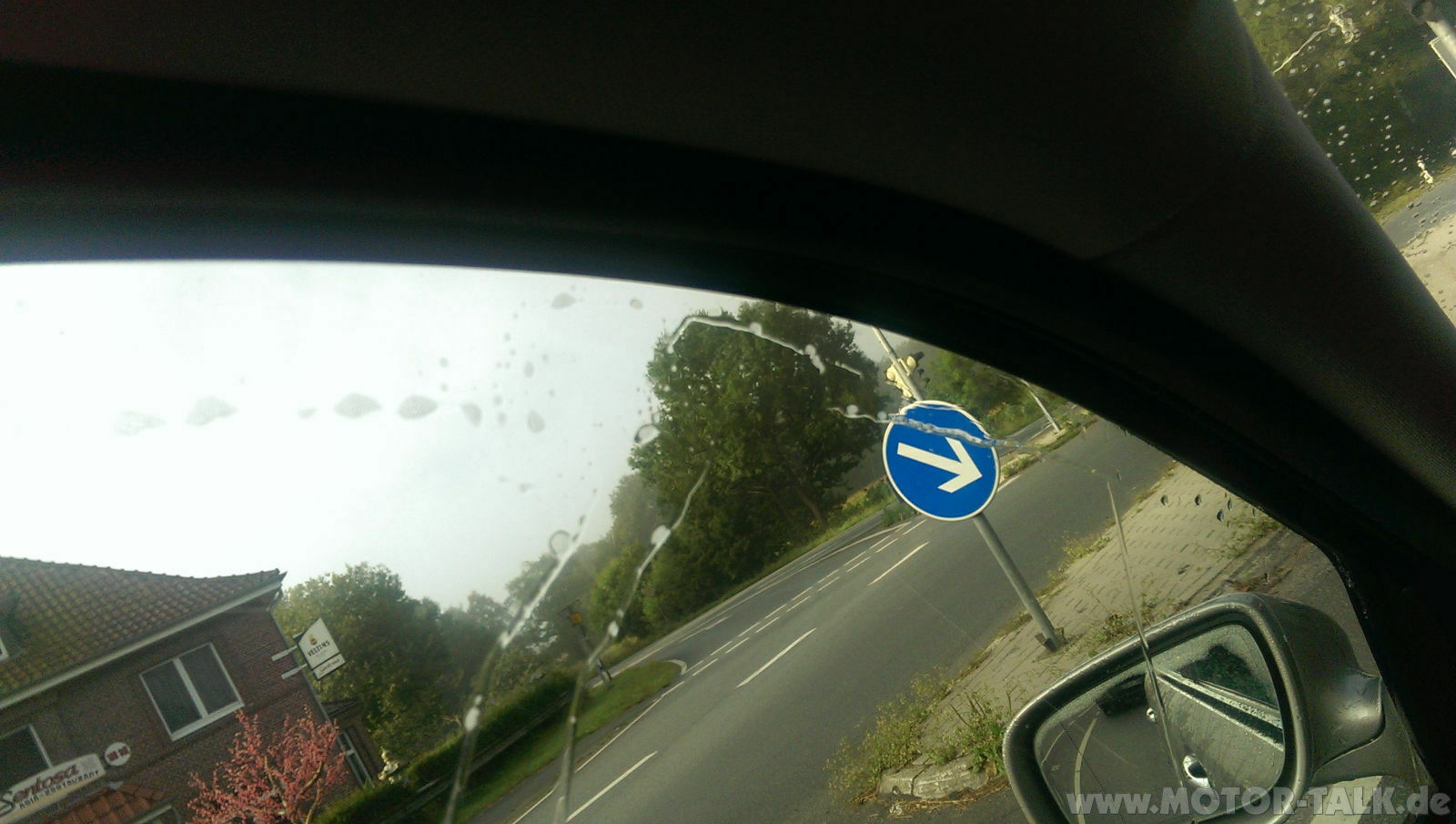 Wasser an der Fensterscheibe Fahrerseite