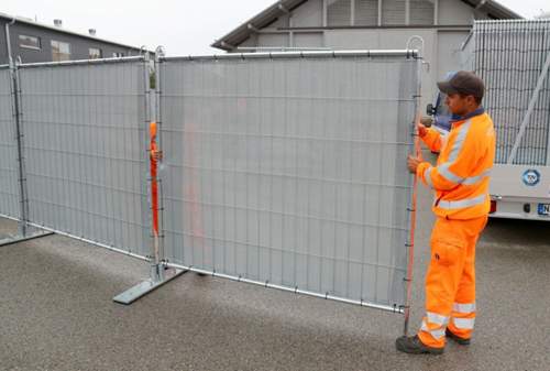 Teilweise werden Einsatzkräfte beim Aufstellen von Sichtschutzwänden oder sogar beim Abdecken von Unfallopfern von Passanten angepöbelt