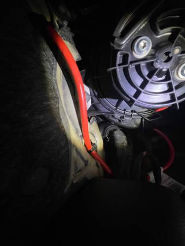 Tropfen am roten Kabel