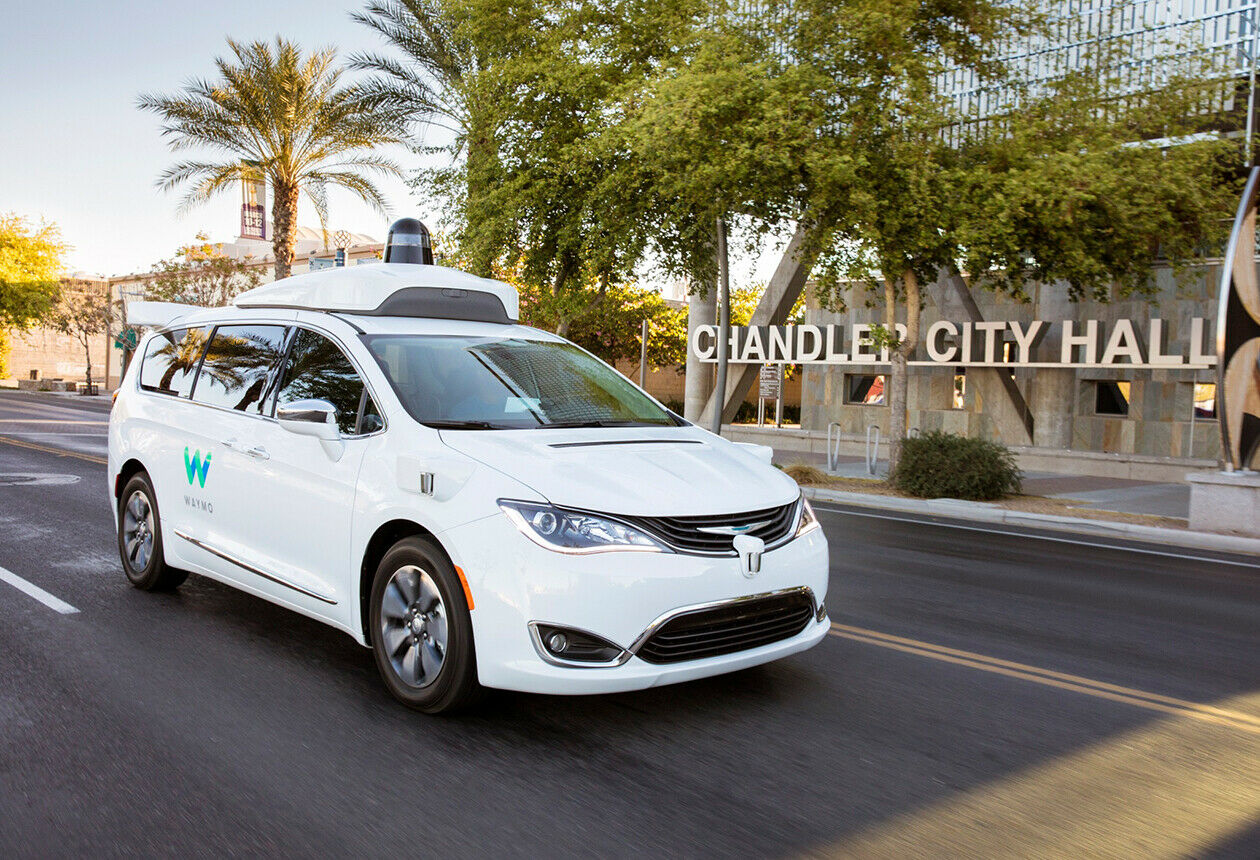 Waymo hat einen Leitfaden für Polizei und Einsatzkräfte entwickelt. Unter anderem über eine Hotline sollen die Helfer die notwendigen informationen bekommen