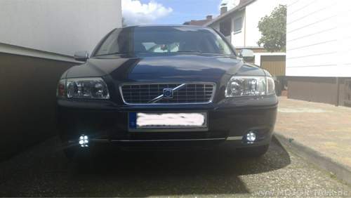 Volvo-s80-2-5t-von-vorne-tfl-leuchten