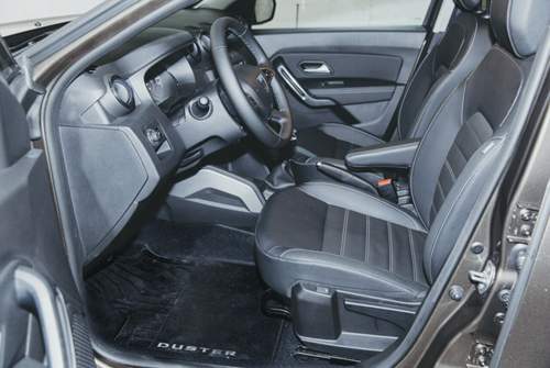 Die Sitze des Dacia Duster sind nur wenig tailliert. Doch die Wangen geben kaum nach. Damit passt der Seitenhalt in Summe absolut