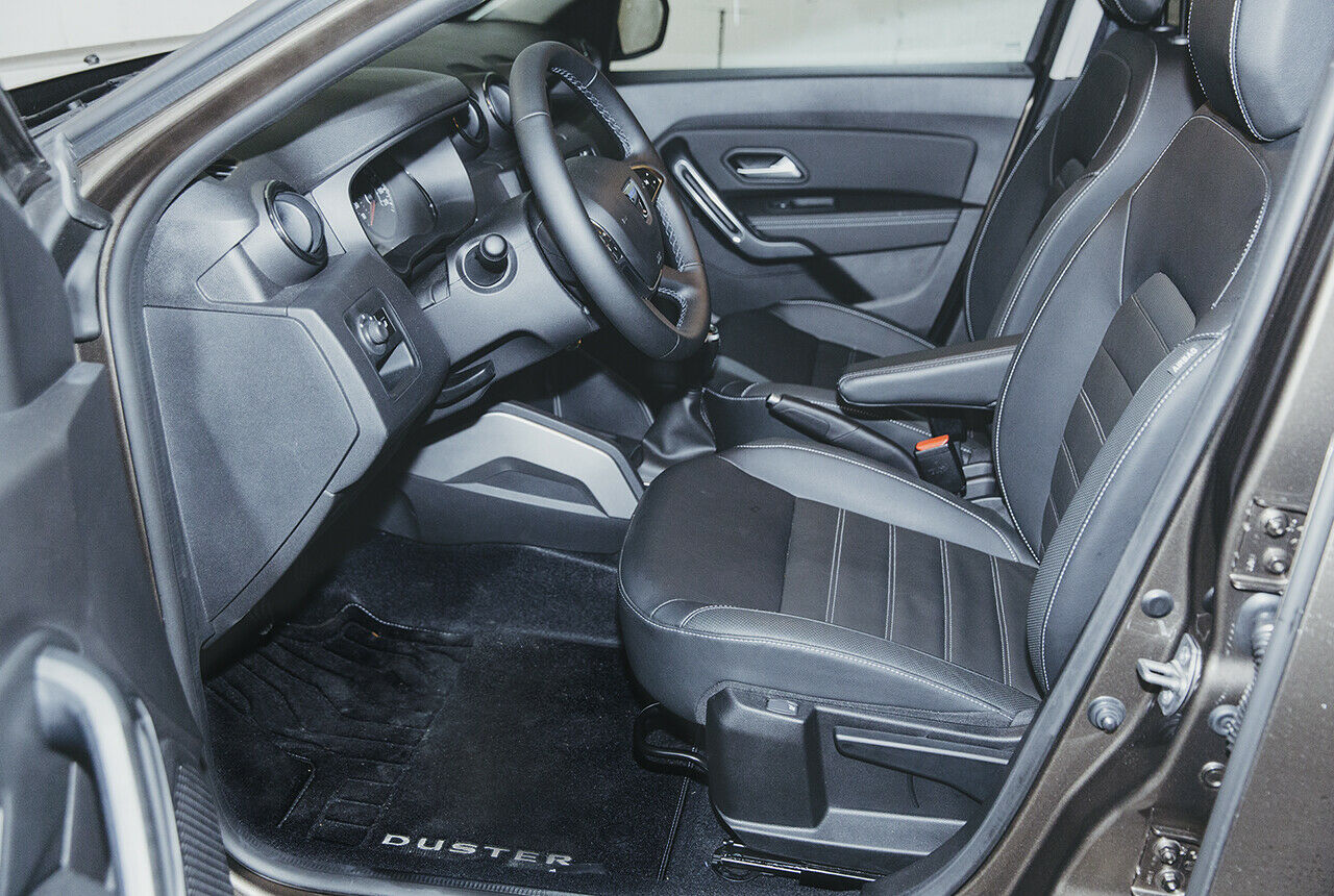 Die Sitze des Dacia Duster sind nur wenig tailliert. Doch die Wangen geben kaum nach. Damit passt der Seitenhalt in Summe absolut