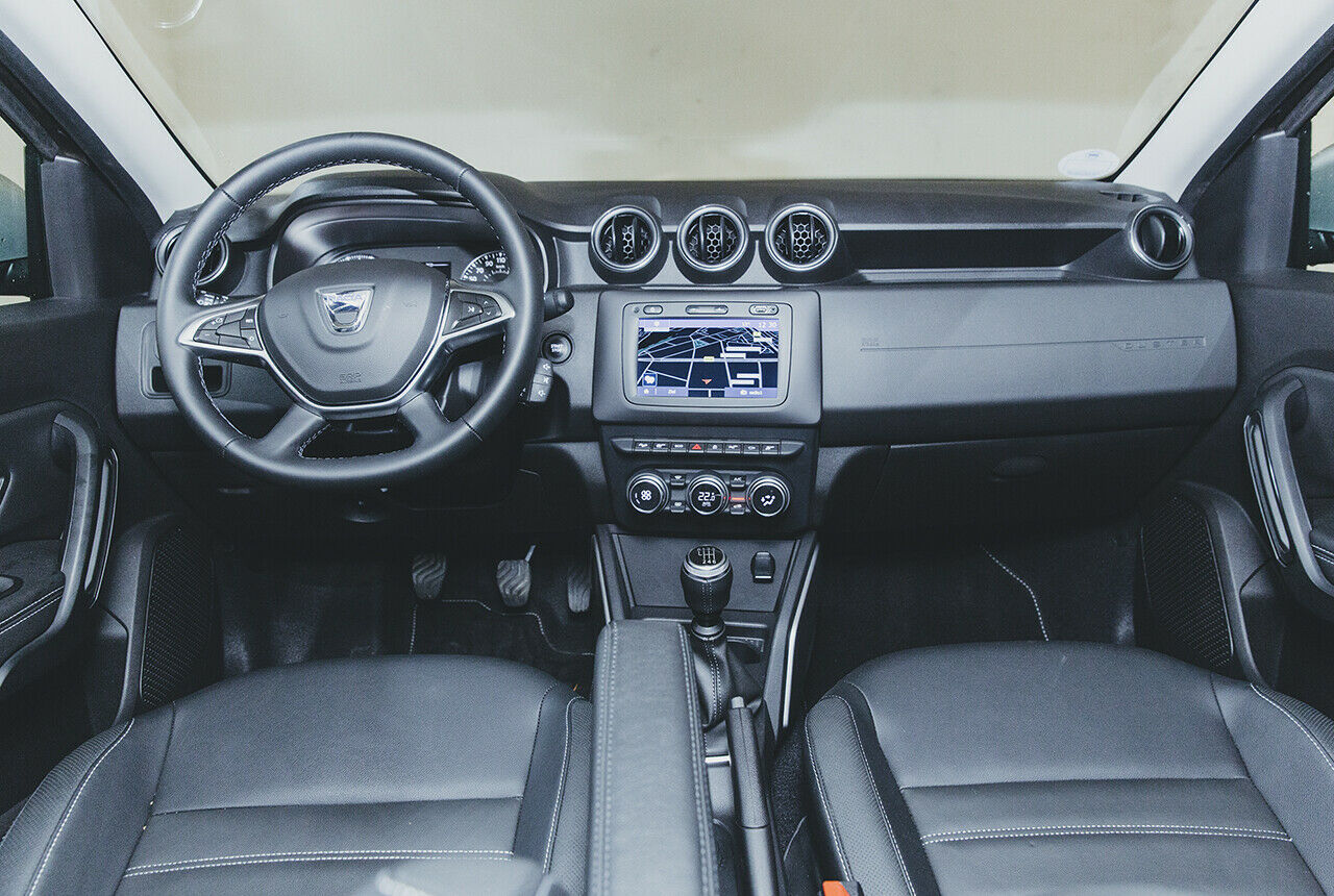 Viel hartes Plastik: Im Cockpit des Dacia Duster sind unterfütterte Stellen rar. Unser Testfahrzeug trägt die Lederausstattung (500 Euro Aufpreis)