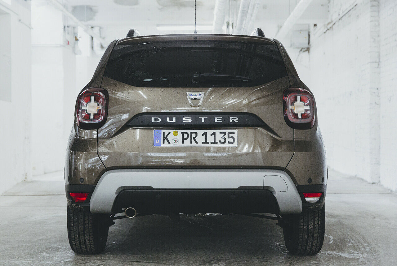 Silberfarbene Zierelemente am Dacia Duster (hier etwa der angedeutete Unterfahrschutz) sind Bestandteil der höchsten Ausstattungslinie Prestige