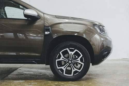 In der höchsten von vier Ausstattungslinien (Prestige) steht der Dacia Duster ab Werk auf 17-Zoll-Reifen mit Alufelgen