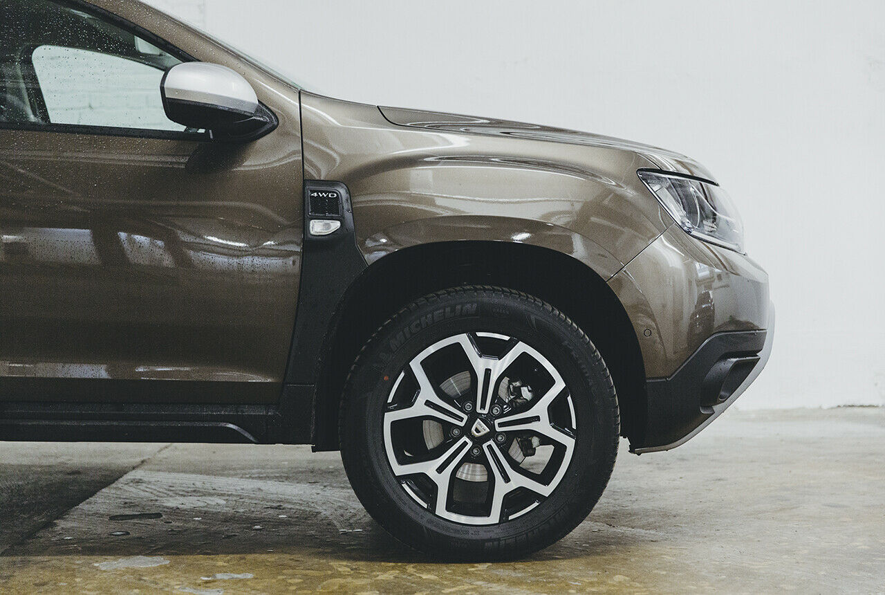 In der höchsten von vier Ausstattungslinien (Prestige) steht der Dacia Duster ab Werk auf 17-Zoll-Reifen mit Alufelgen