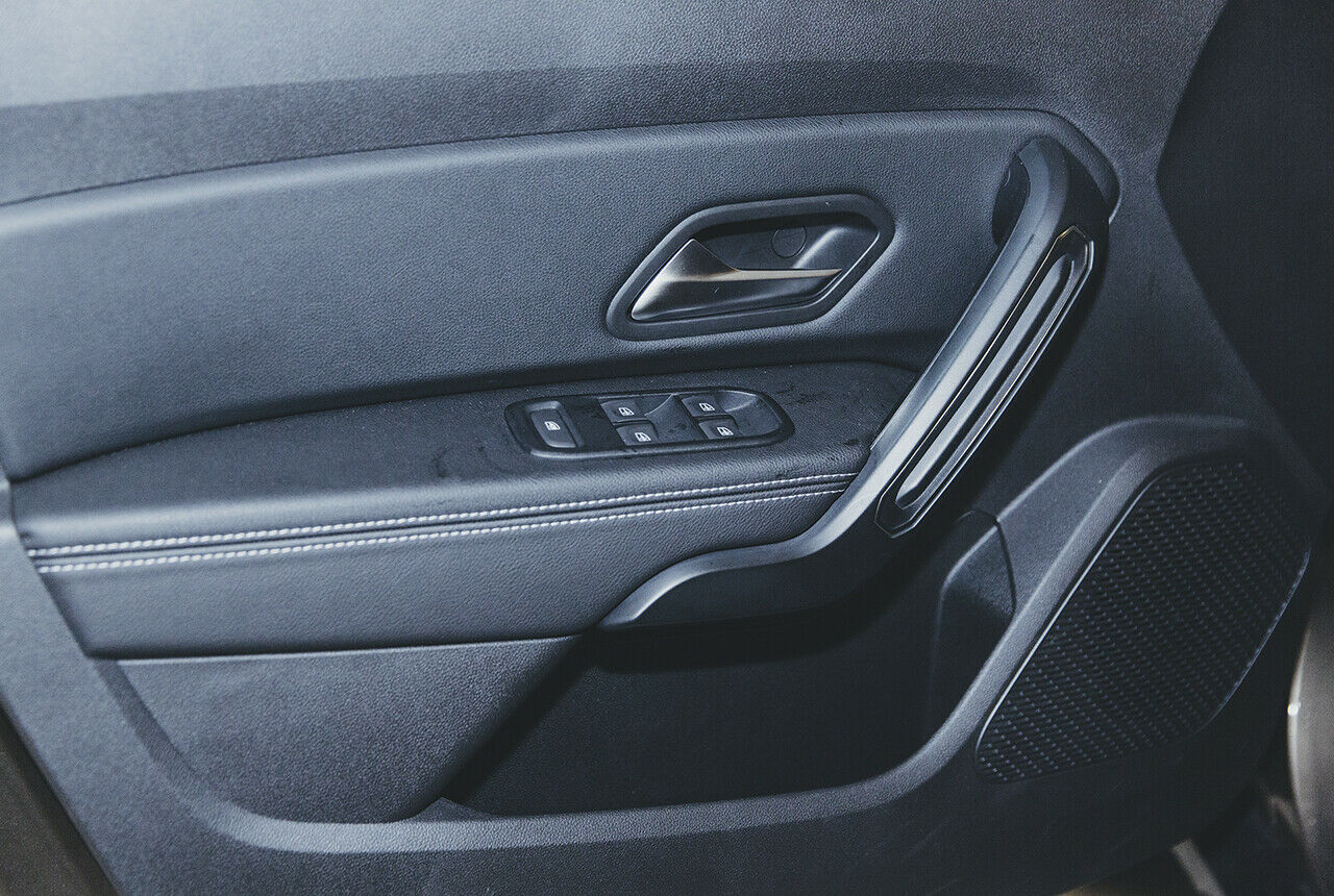 Die belederten Armauflagen sind beim Dacia Duster angenehm unterfüttert - zumindest an den vorderen Türen