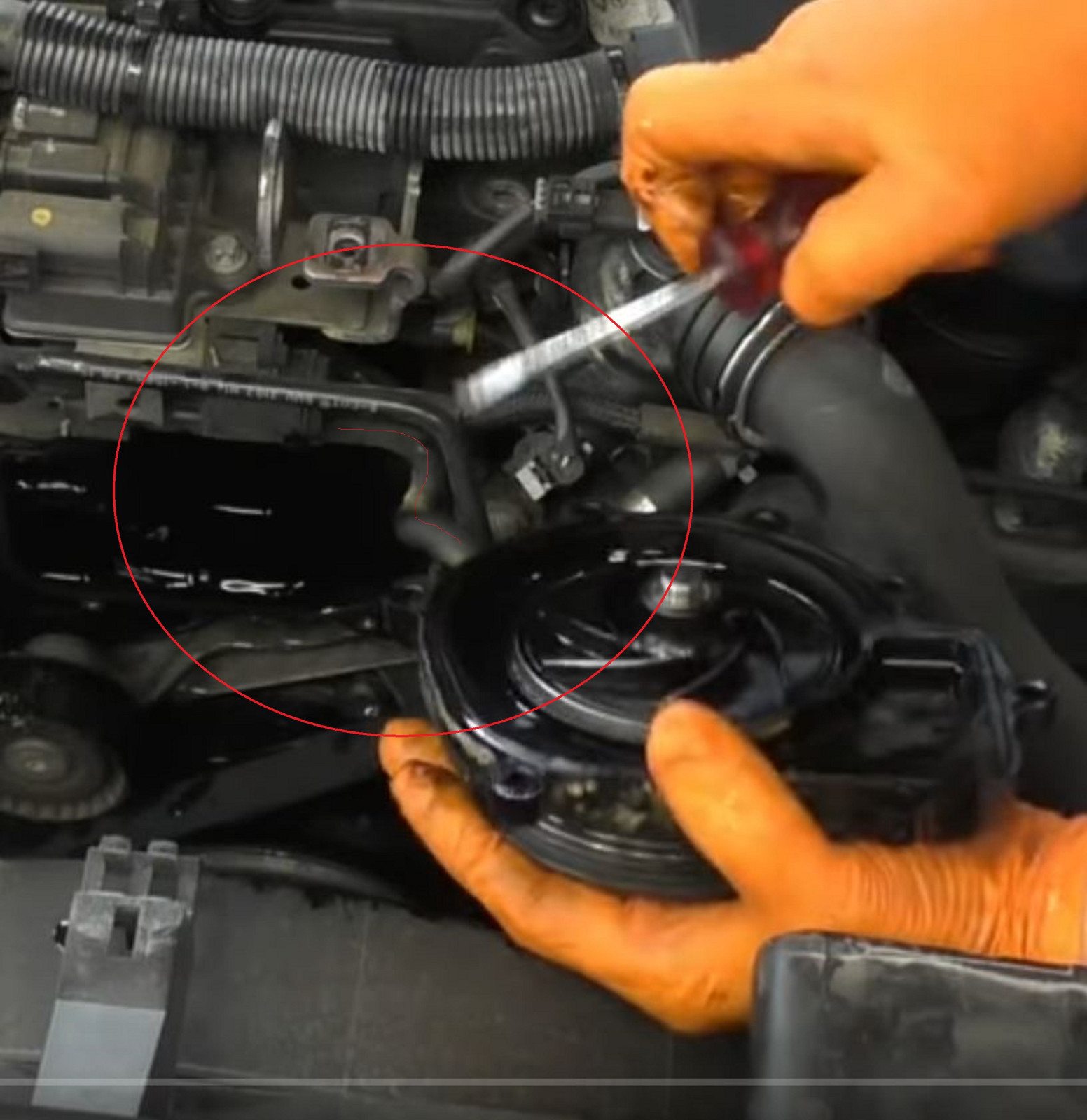 Weiß denn niemand wofür dieser Schlauch beim CDI OM651 ist?