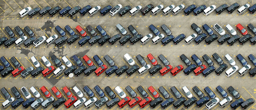 Die meisten Autos auf deutschen Straßen sind Grau. Nur selten findet sich ein Farbfleck im tristen Bild.