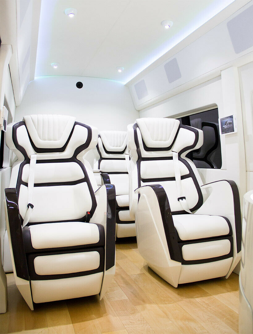 Im Fond des Transit Skyline reisen die Passagiere so bequem wie normalerweise in der Businessclass bei Qatar.