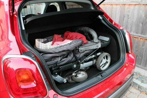 Der Kinderwagen passt, wenn Hutablage oder Zwischenboden entfernt wird