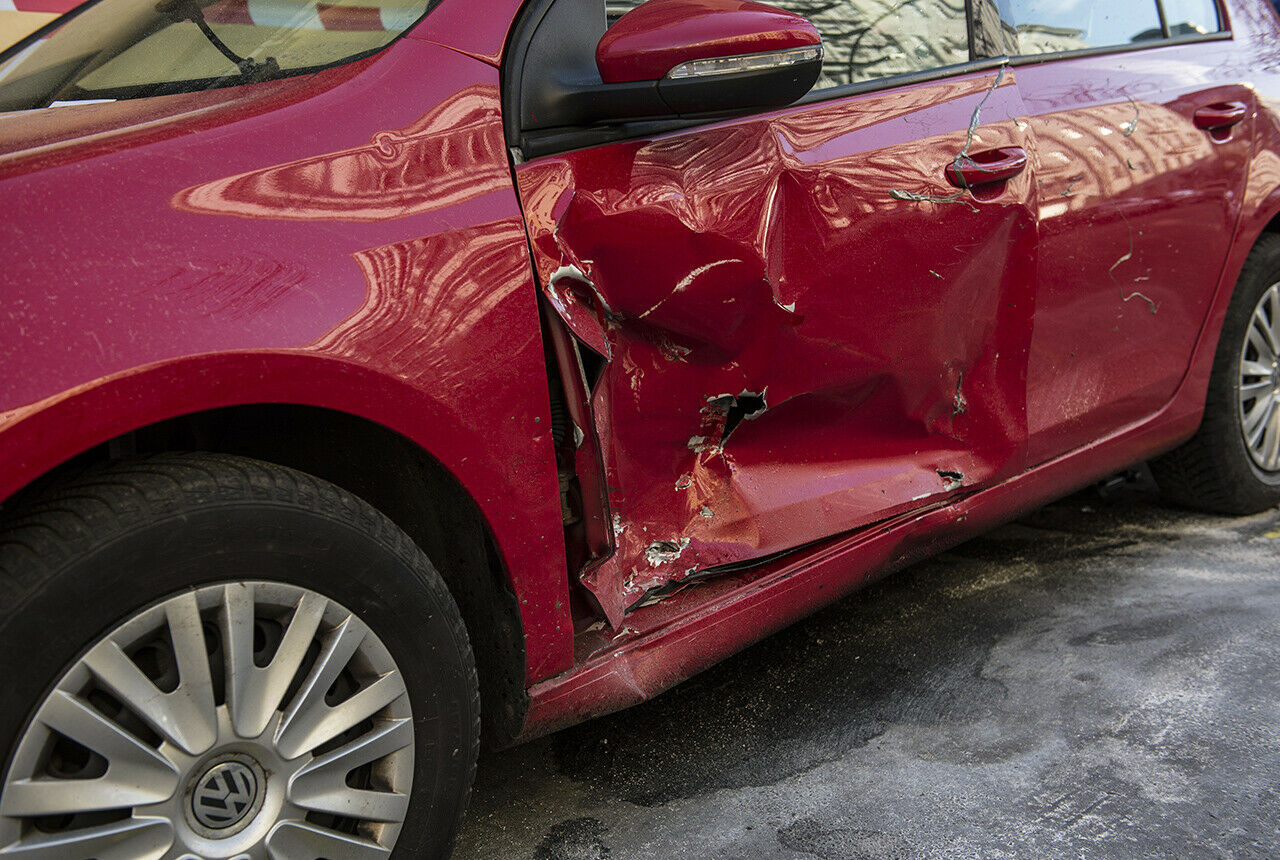 Nicht jeder Unfallschaden muss umgehend in der Werkstatt repariert werden. Mit scharfkantigen Teilen ist ein Auto aber nicht mehr verkehrssicher