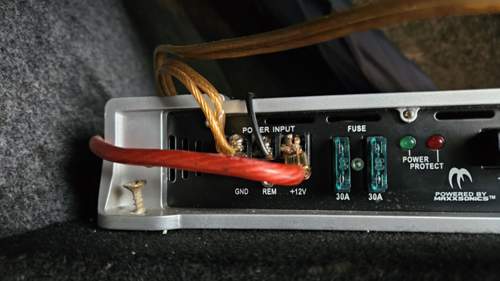 Schwarzes Kabel an der Endstufe