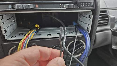 Schwarzes Remotekabel am Radio