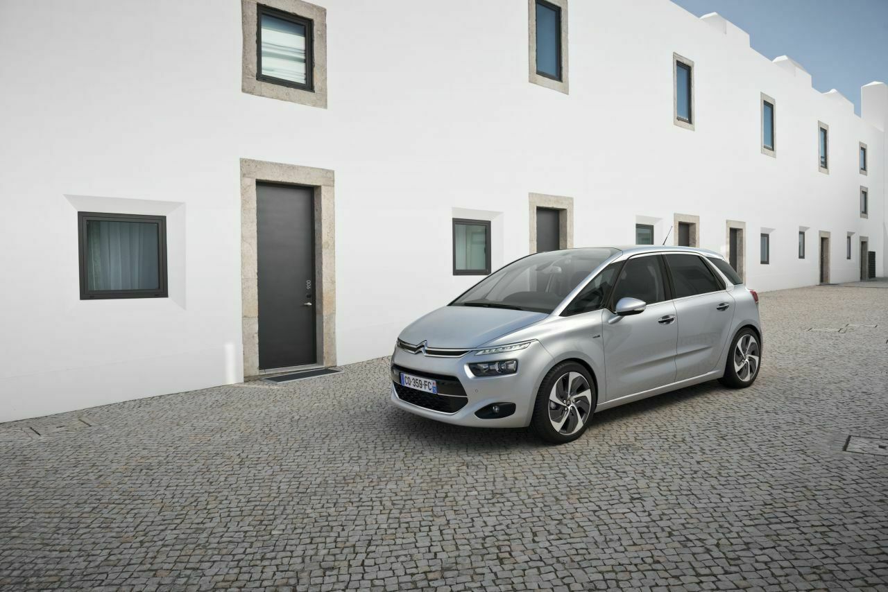 Städter werden es kaufen: Citroën bietet nun im C4 Picasso auch einen vollwertigen Parkautomaten an. Die Lücke muss mindestens 40 Zentimeter länger sein als das Auto